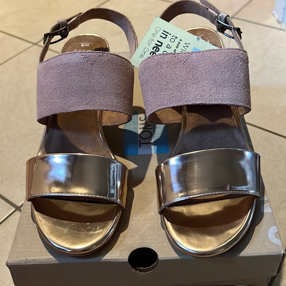 BNIB Tom’s poppy sandal size 9